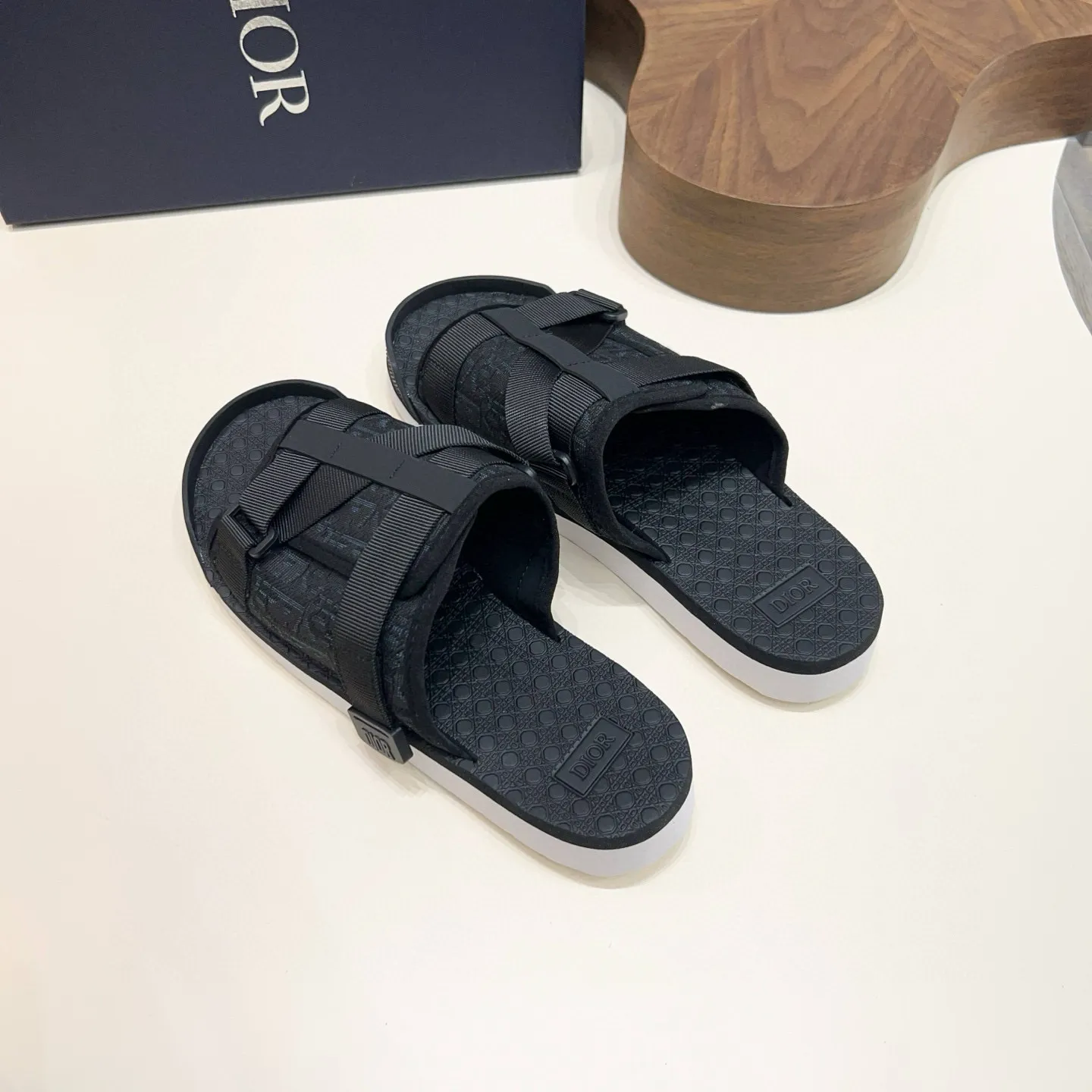 Factory price: 280💰Dior Alias ​​men's leather slippers. This Alias ​​sandal is a new summer product, showing a casual and elegant style. Carefully crafted from grained cow leather and Oblique printed fabric, with cowhide lining! Cross-strap design with metal-clad brass CD Diamond logo. The imported cowhide leather and rubber sole adds sophistication and comfort, while Oblique print-effect anti-slip panels add style. Size: 38-44 (45 customized)